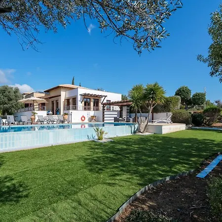 3 Bedroom Lefkara With Private Infinity Pool, Aphrodite Hills Βίλα