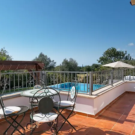 3 Bedroom Lefkara With Private Infinity Pool, Aphrodite Hills Βίλα