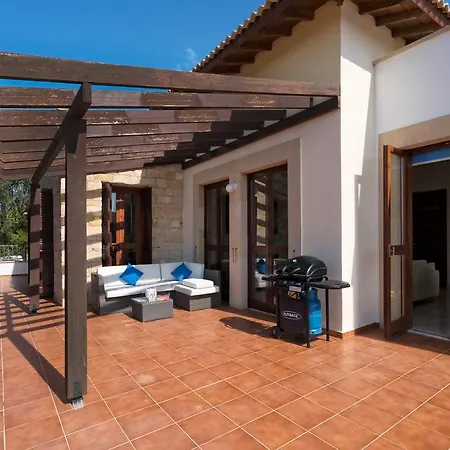 3 Bedroom Lefkara With Private Infinity Pool, Aphrodite Hills Villa Kouklia